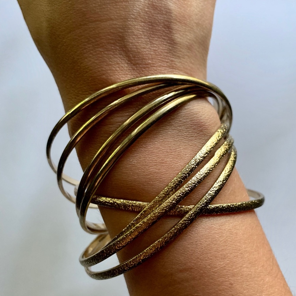Linked gold bangle bracelet